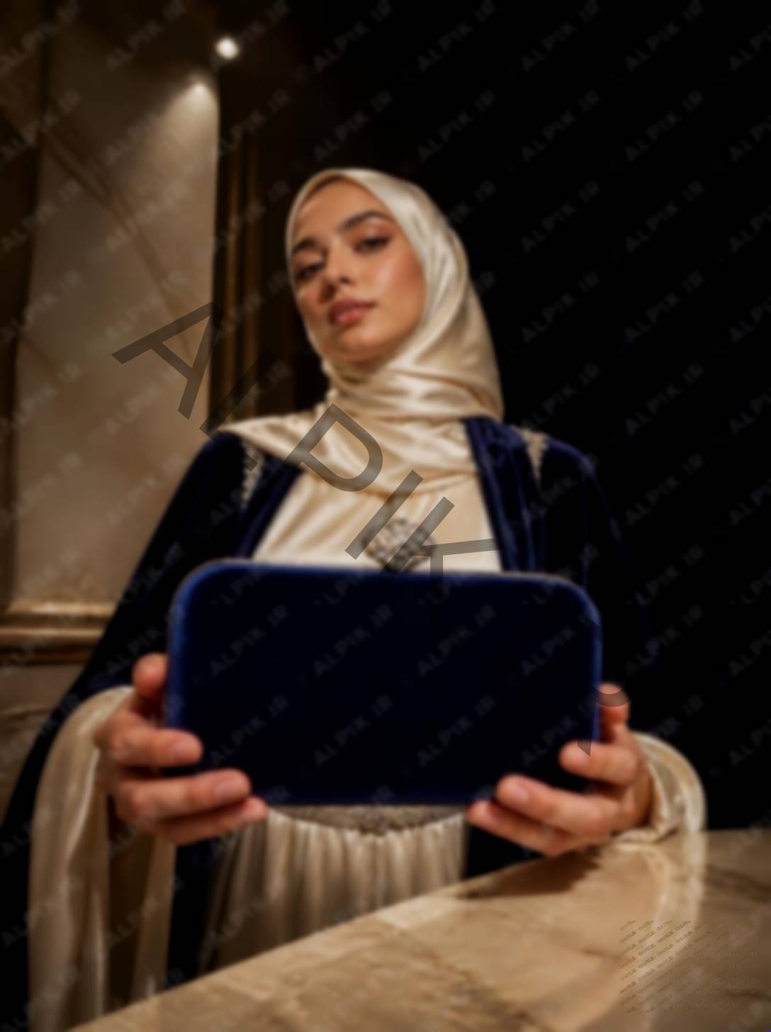 کیف کلاچ مخمل سرمهای زنانه با قفل نگیندار