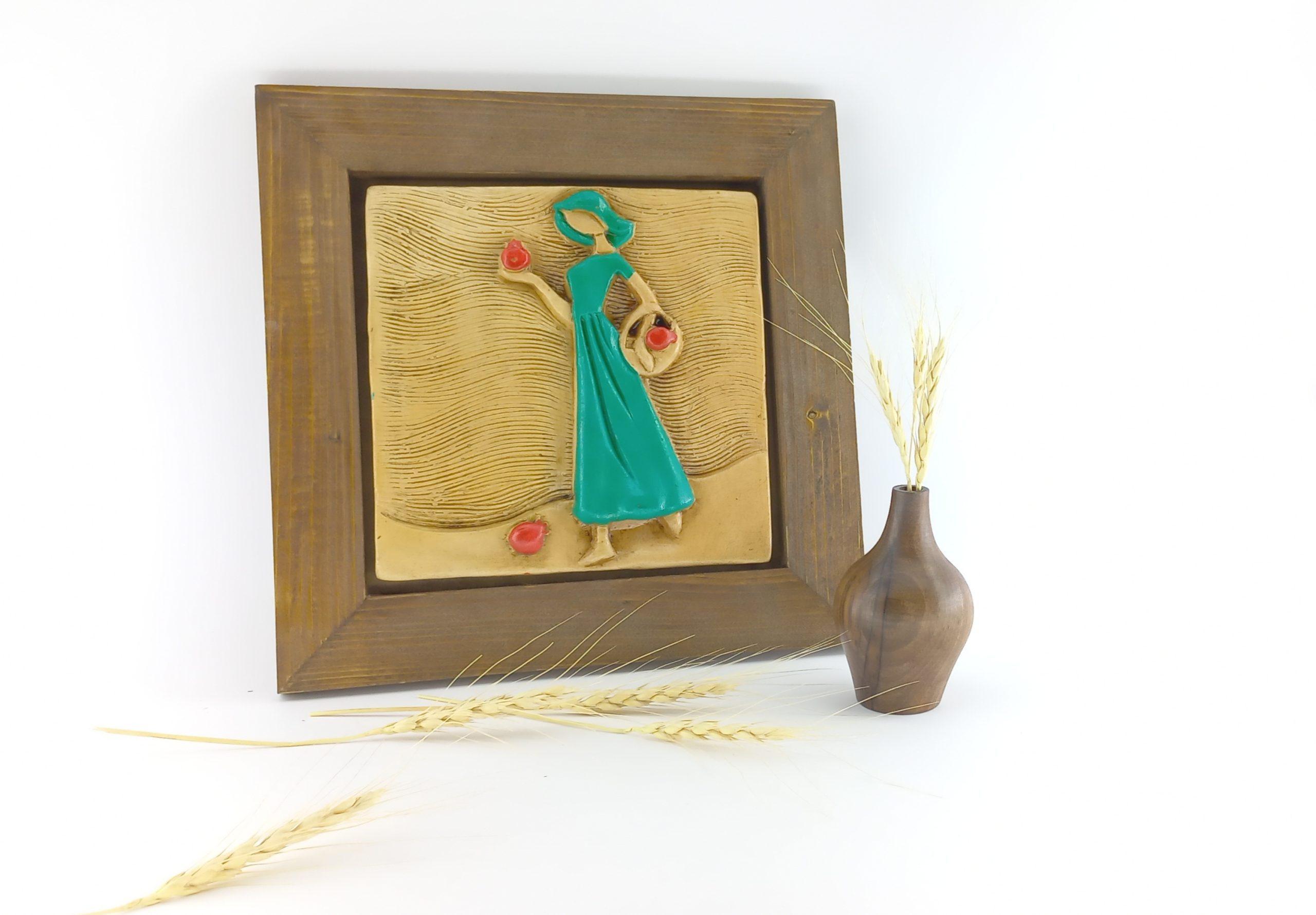 تابلو چوبی 30 *30 طرح دختر و انار