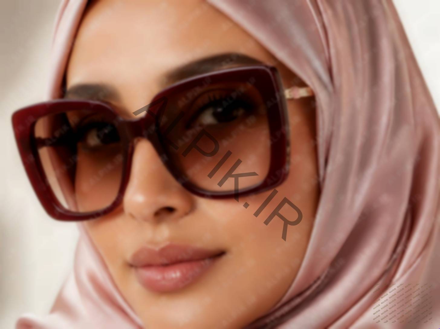 عکس استوک عینک آفتابی زنانه با فریم بزرگ زرشکی