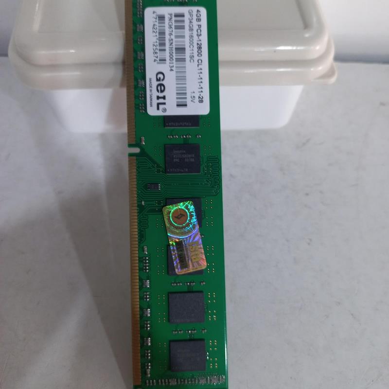 یک عدد رم 4 گیگ باس 1600 Geil DDR3