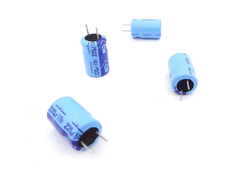 خازن الکترولیت 220uF / 10V ژاپنی مارک Nichicon بسته 200 تایی