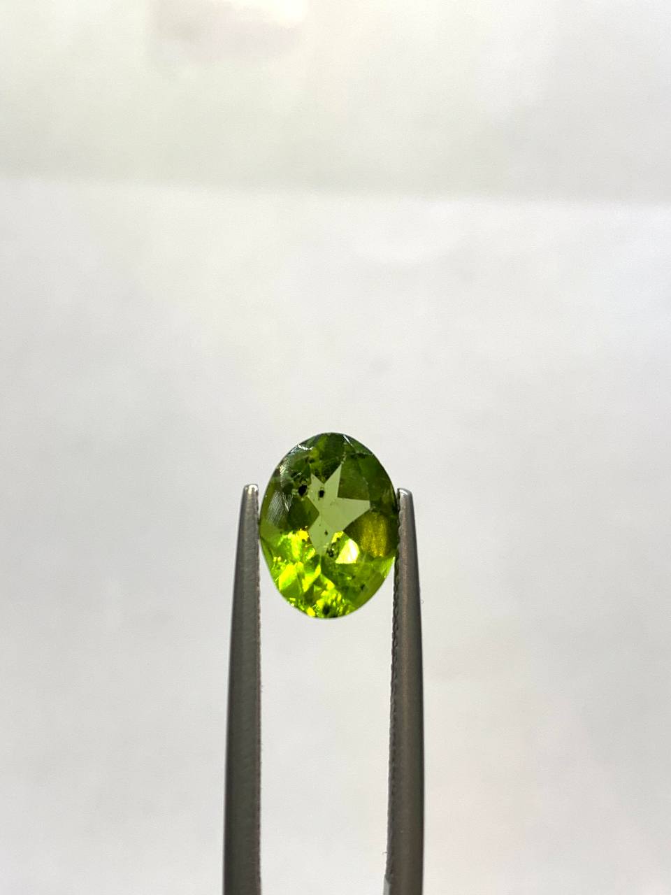 نگین زبرجد اصل آفریقا سایز 10*8 تراش اوال