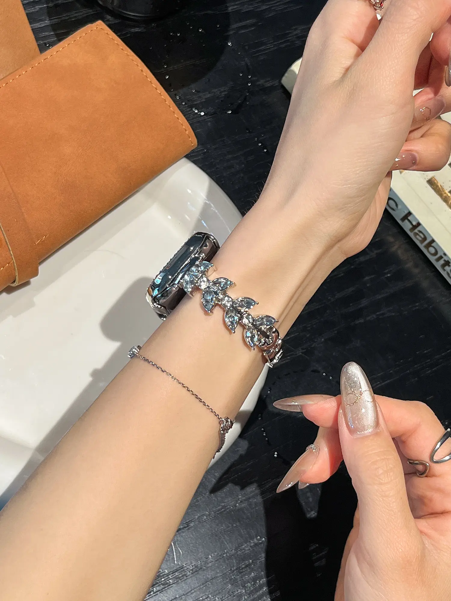 بند اپل واچ Diamond leaf bracelet با گارد نگینی (کدw5072)