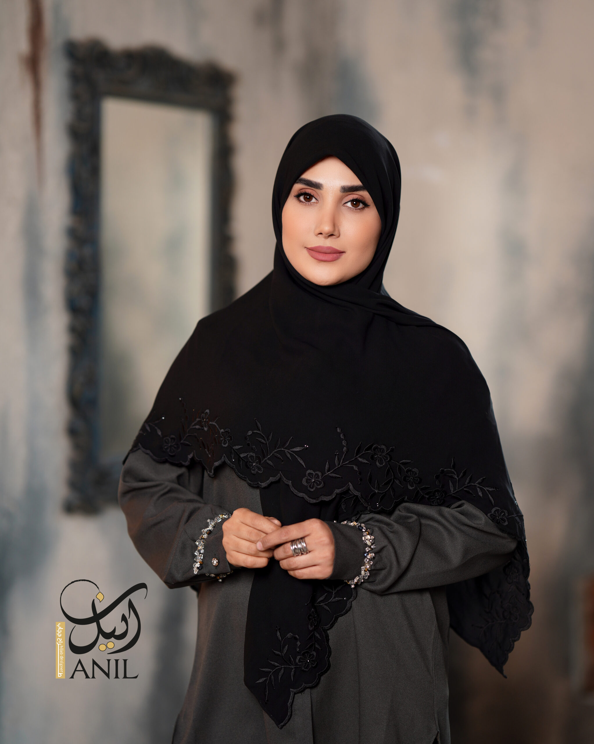 گلدوزی و نگین مشکی