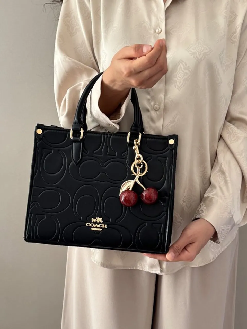 کیف زنانه کوچ کلاسیک با آویز گیلاس