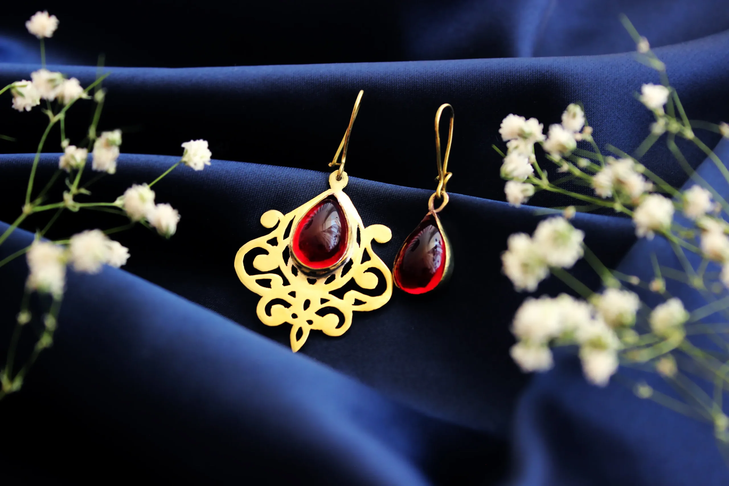 گوشواره برنجی افسون و آینه | طرح نامتقارن مشبک