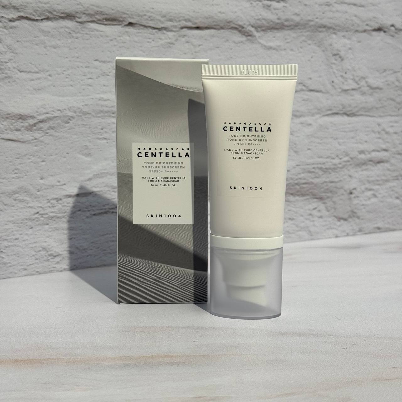 ضد آفتاب تون آپ ضد لک و روشن کننده سنتلا اسکین 1004 50 میل SKIN1004 Centella Tone Brightening Tone-Up Sunscreen