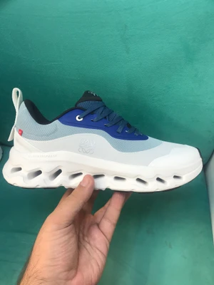 کتونی آن رانینگ(کیوسی) لوئوه سایز 41 تا 45 سرمه ای طوسی سفید ON RUNNING LOEWE