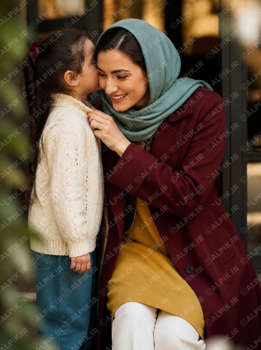 عکس تبلیغاتی پوشاک پاییزی بانوان با استایل شیک و مدرن