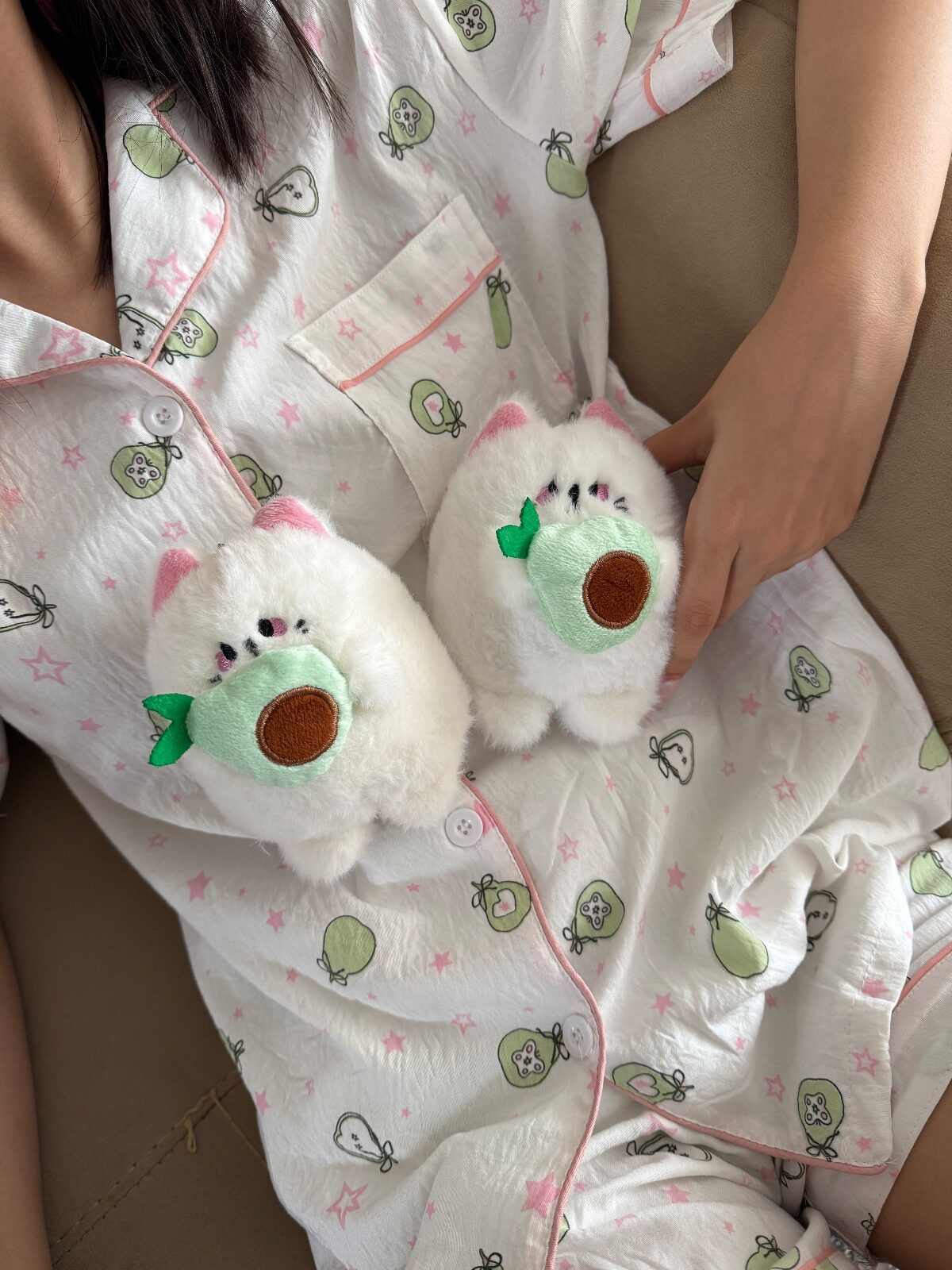 عروسک پیشی آووکادو به دست