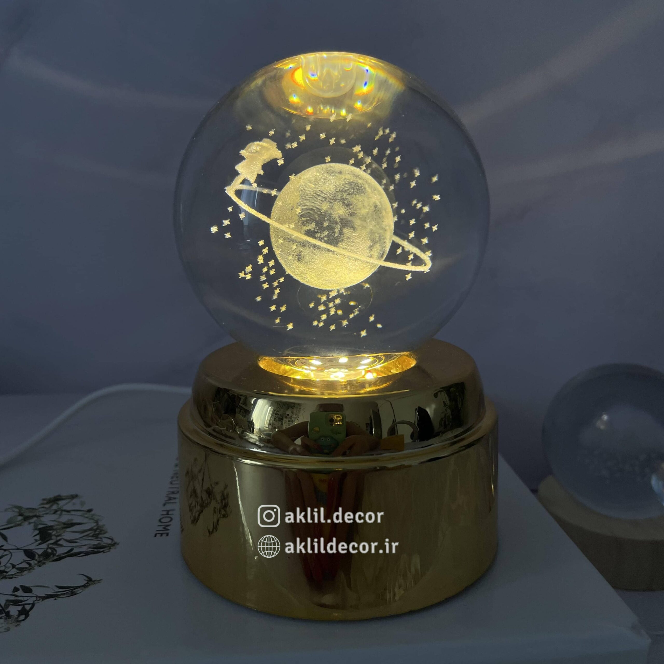 گوی کریستالی چرخان ماه دختر
