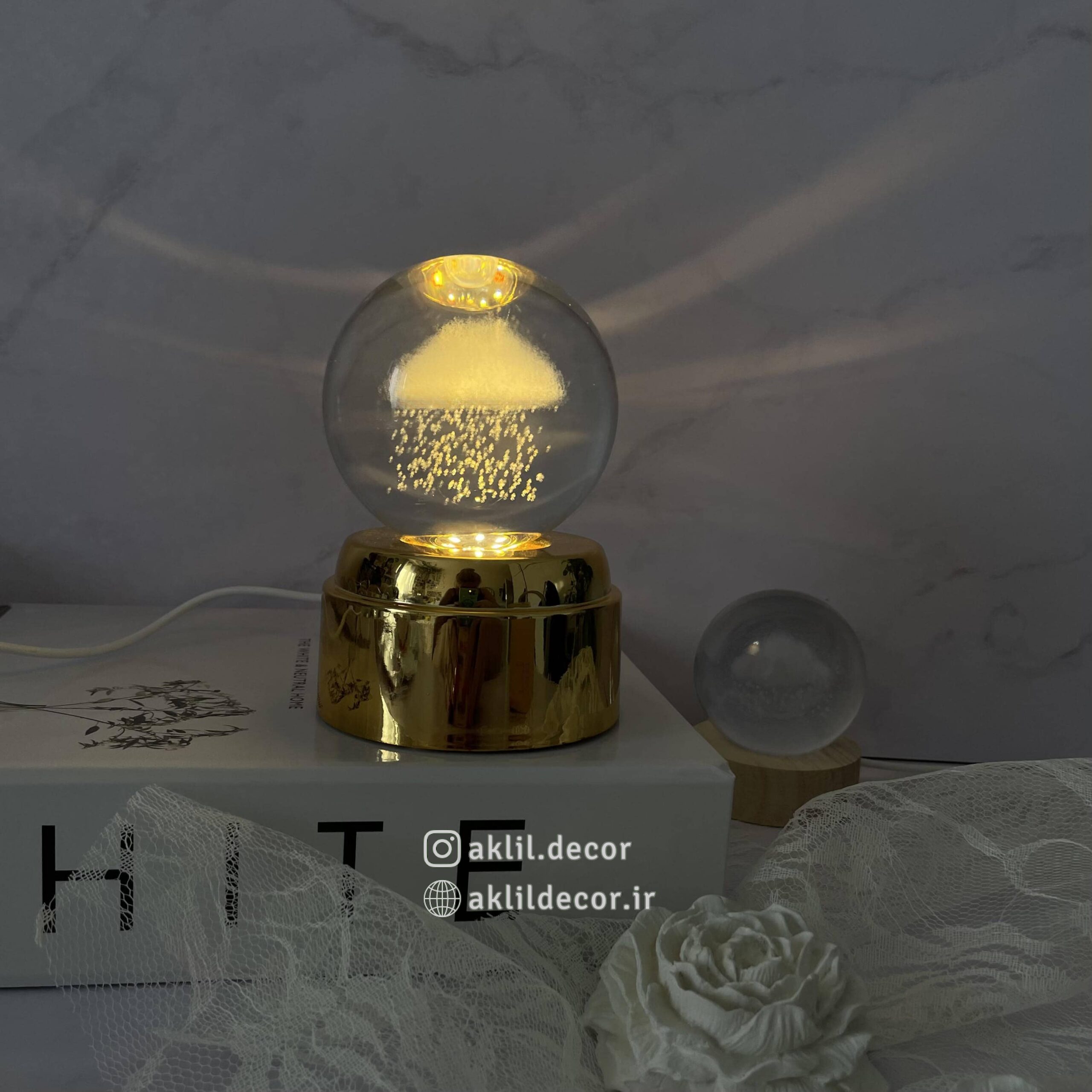 گوی کریستالی چرخان ابر بارانی