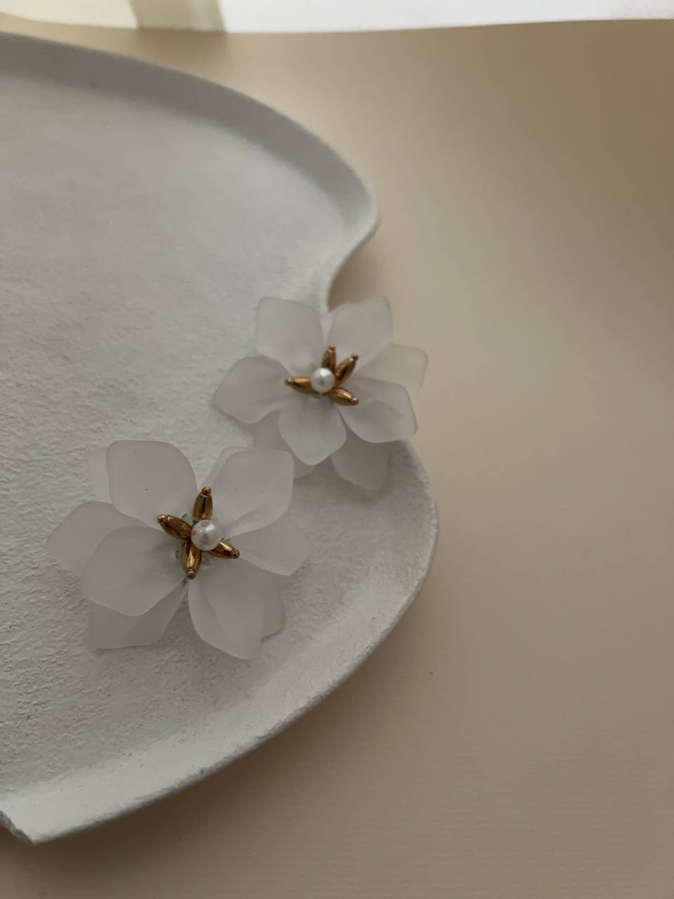 گوشواره گل شیشه ای مات