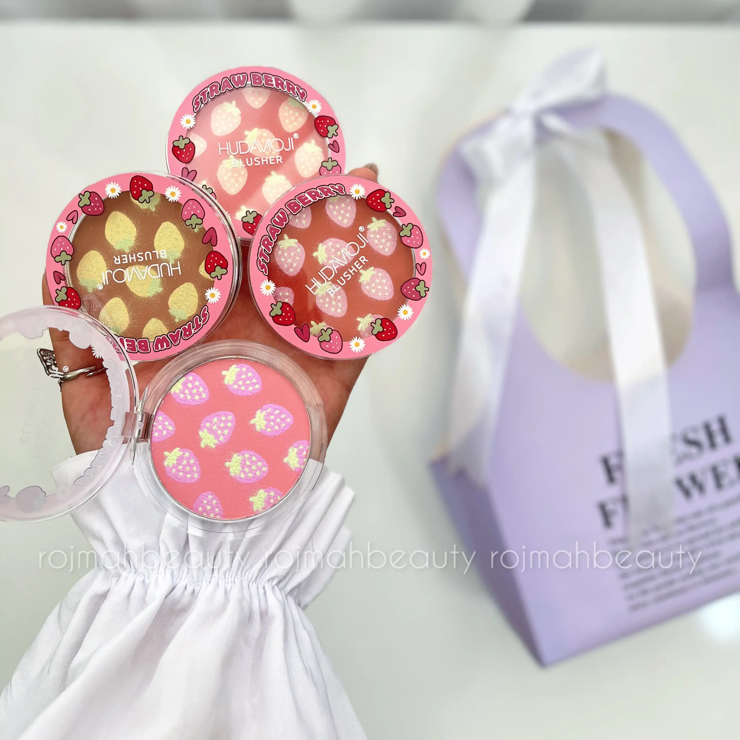 رژگونه پودری هدی موجی  توت فرنگی(Huda Moji Strawberry Blusher)