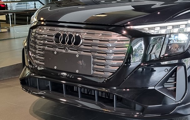 جلو پنجره آئودی Q5 e-Trone