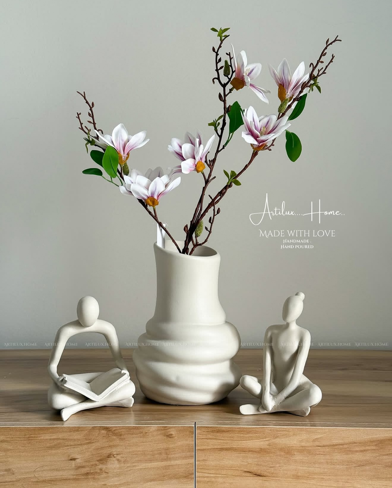 مجسمه یوگا وکتابخوان