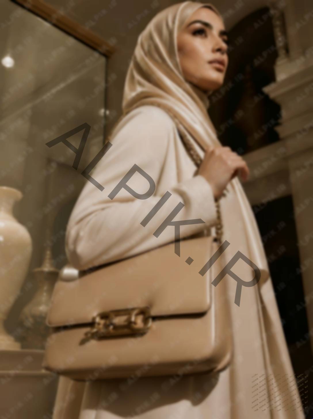 کیف دوشی چرمی زنانه با طراحی لوکس و مدرن