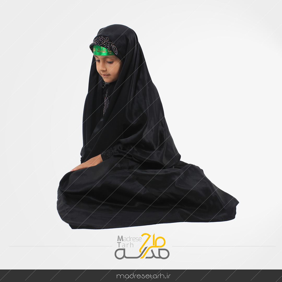 دختر نشسته محزون