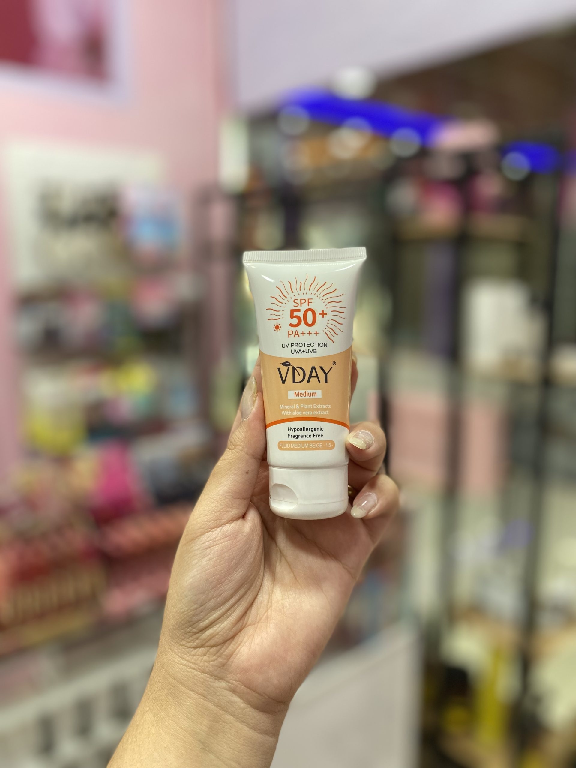 ضد آفتاب رنگی VDAY SPF50 مدل Medium