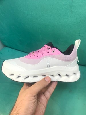 کتونی آن رانینگ(کیوسی) لوئوه سایز 37 تا 40 صورتی سرخابی سفید ON RUNNING LOEWE