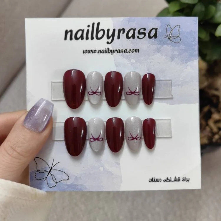 ناخن مصنوعی راسا فرم بادامی رنگ زرشکی و نقره‌ای طرح پاپیون (استایل کوکت) مدل RSN0496