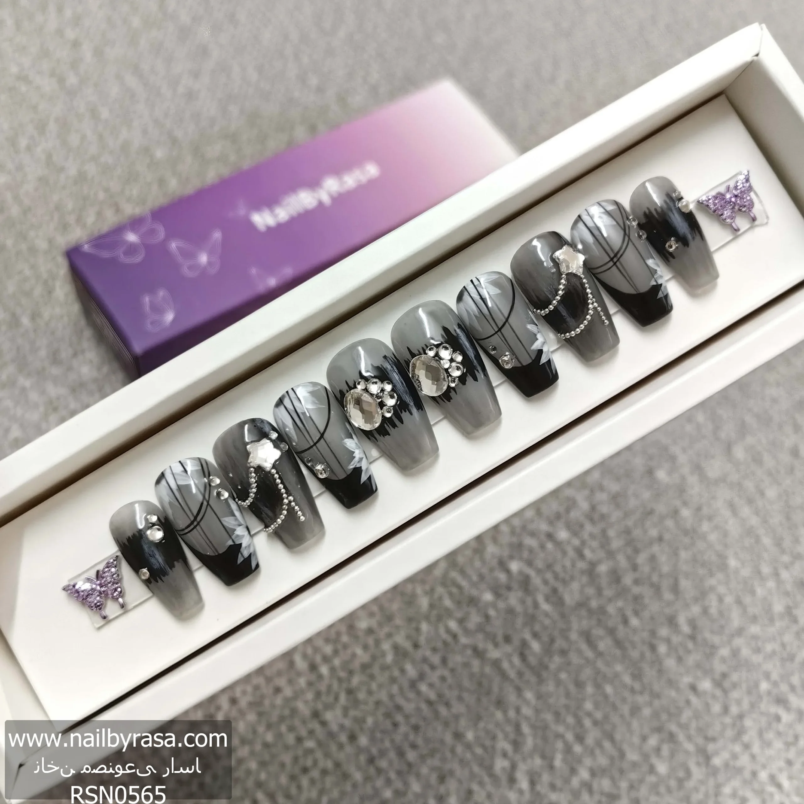 ناخن مصنوعی ژورنالی مشکی با طرح گرافیکی و نگینهای نقرهای تابوتی (گلدانی) راسا – RSN0565