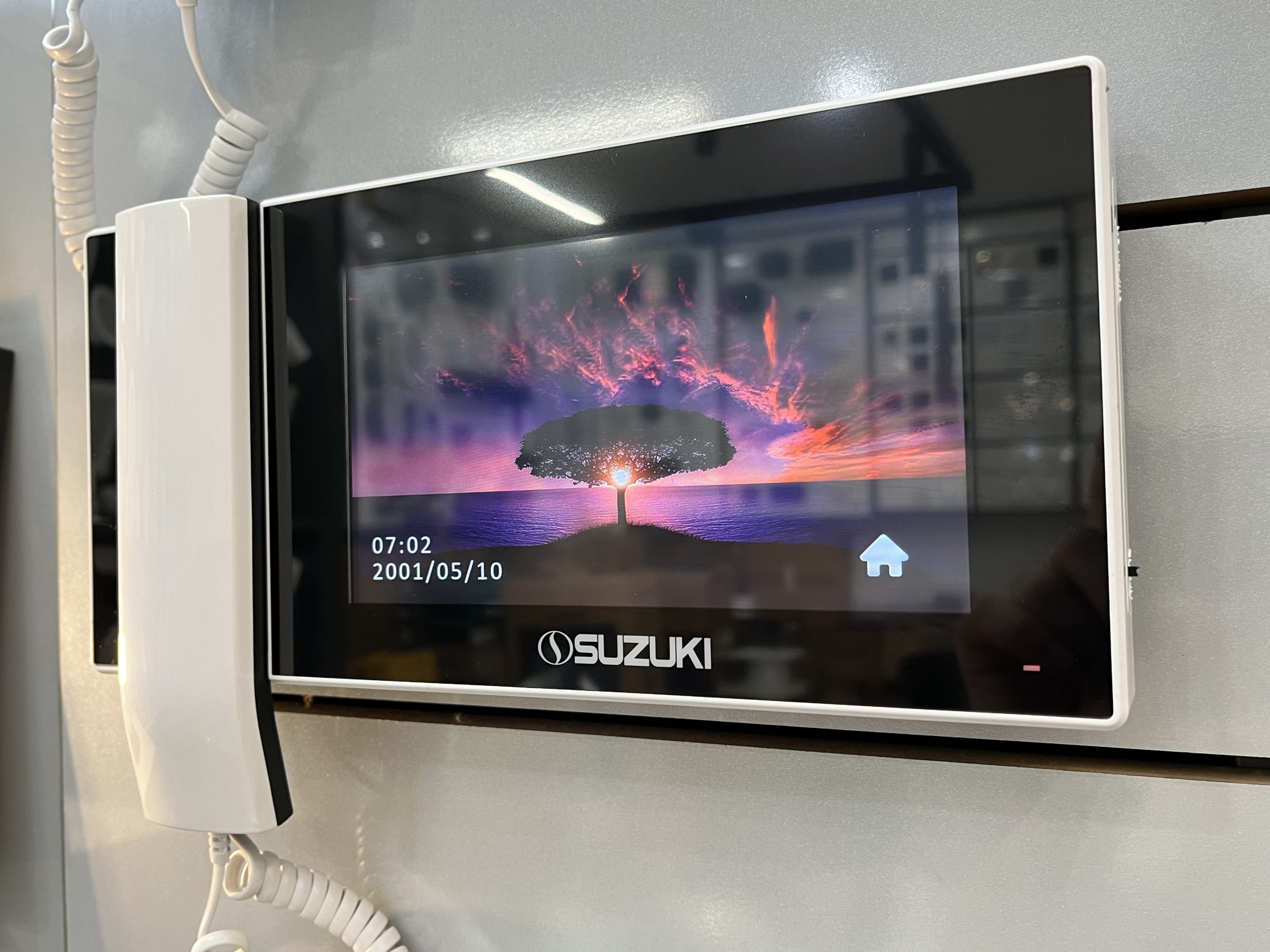 آیفون تصویری سوزوکی مدل720m vivo سفید صفحه تمام لمسی