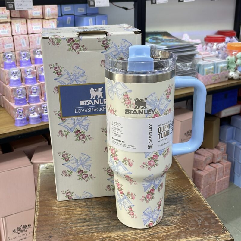 ماگ دستهدار استنلی گلدار آبی پاپیونی 1.18 لیتر | مدل Quencher Tumbler H2.0