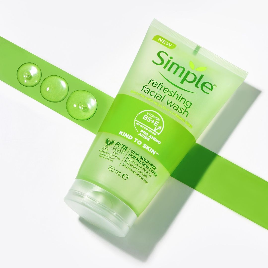 ژل شستشوی صورت سیمپل مدل Refreshing Facial Wash پاککننده و شادابکننده پوست