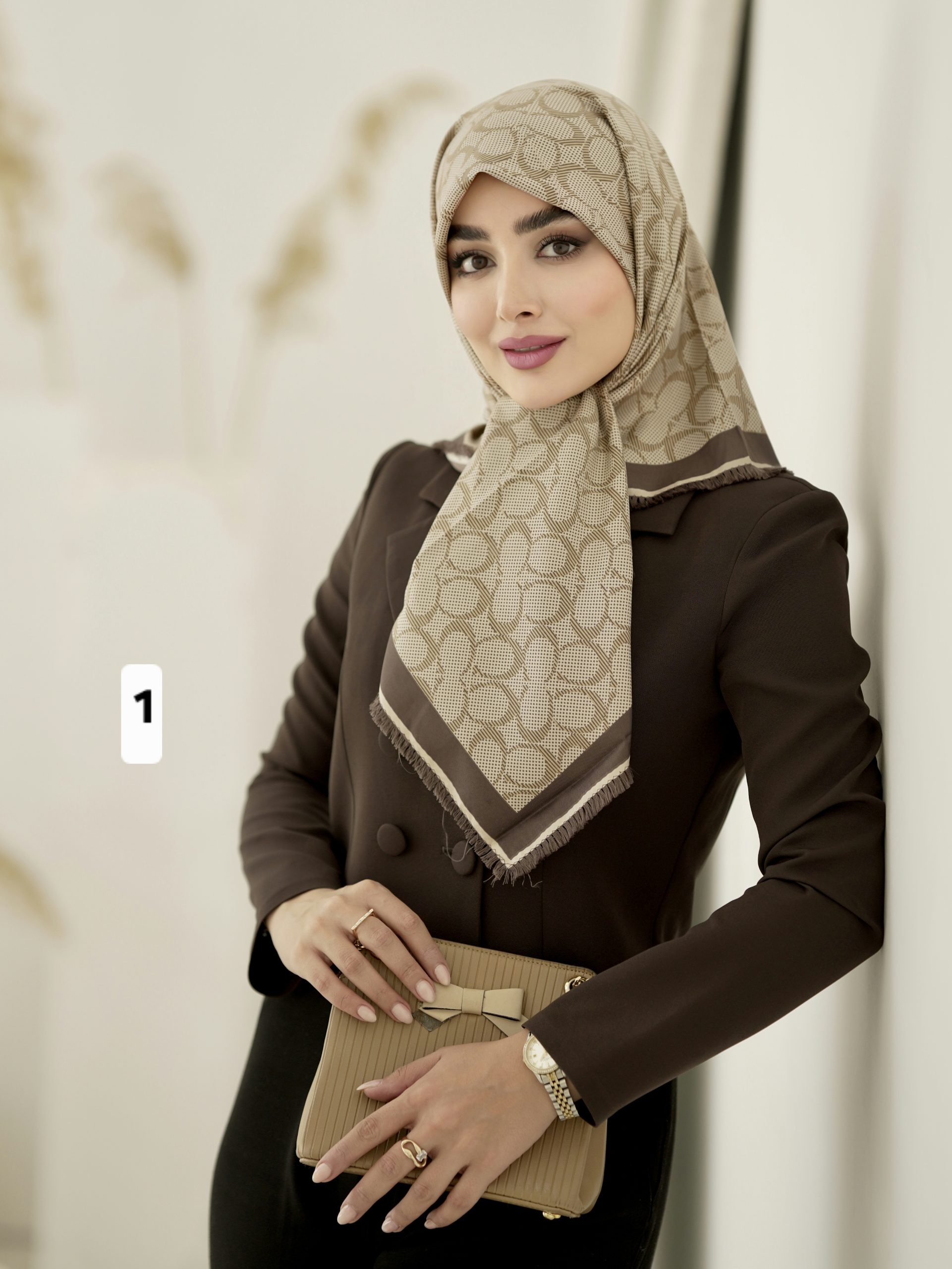 روسری ابریشم توییل طرح برند کچ کد ۱۰۸۳