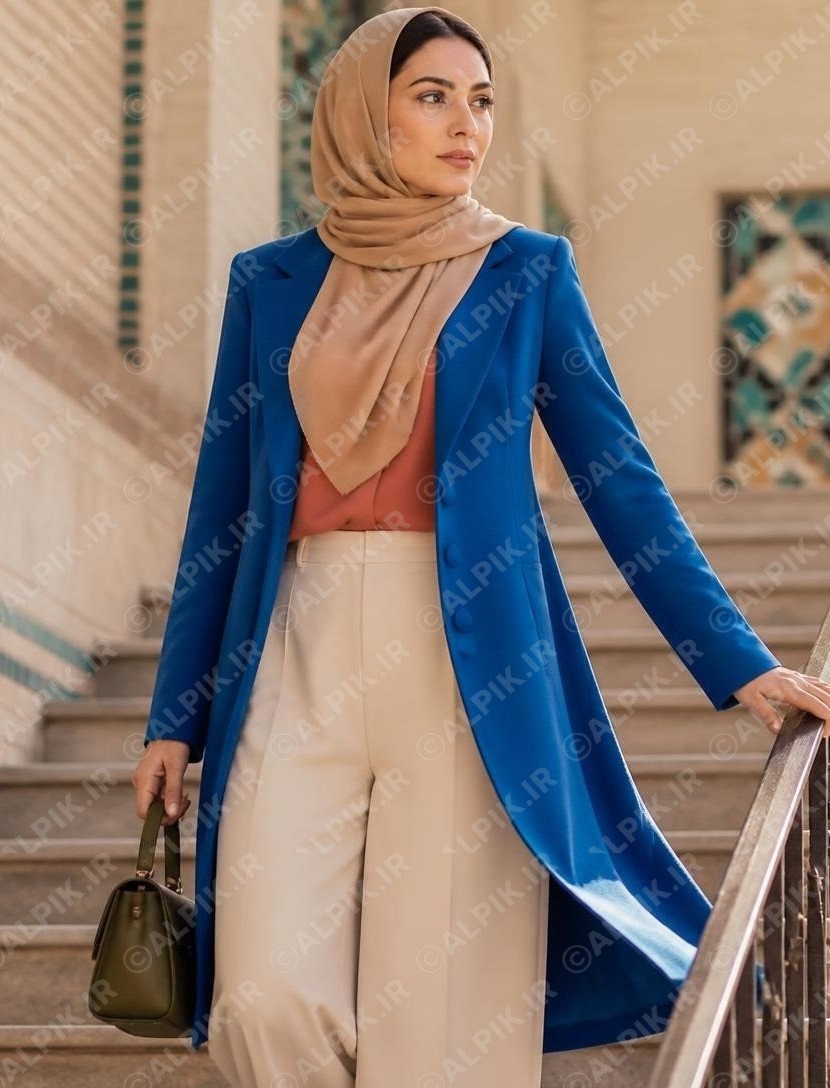 عکس مدل مانتو بلند زنانه آبی شیک با استایل حجاب