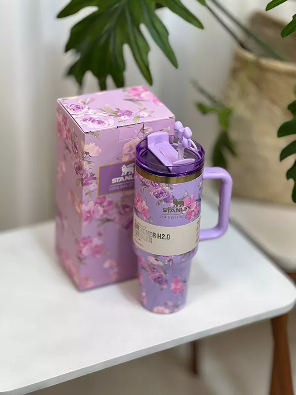 ماگ دسته دار استنلی گلدار یاسی ۱.۱۸ لیتر مدل Quencher Tumbler H2.0