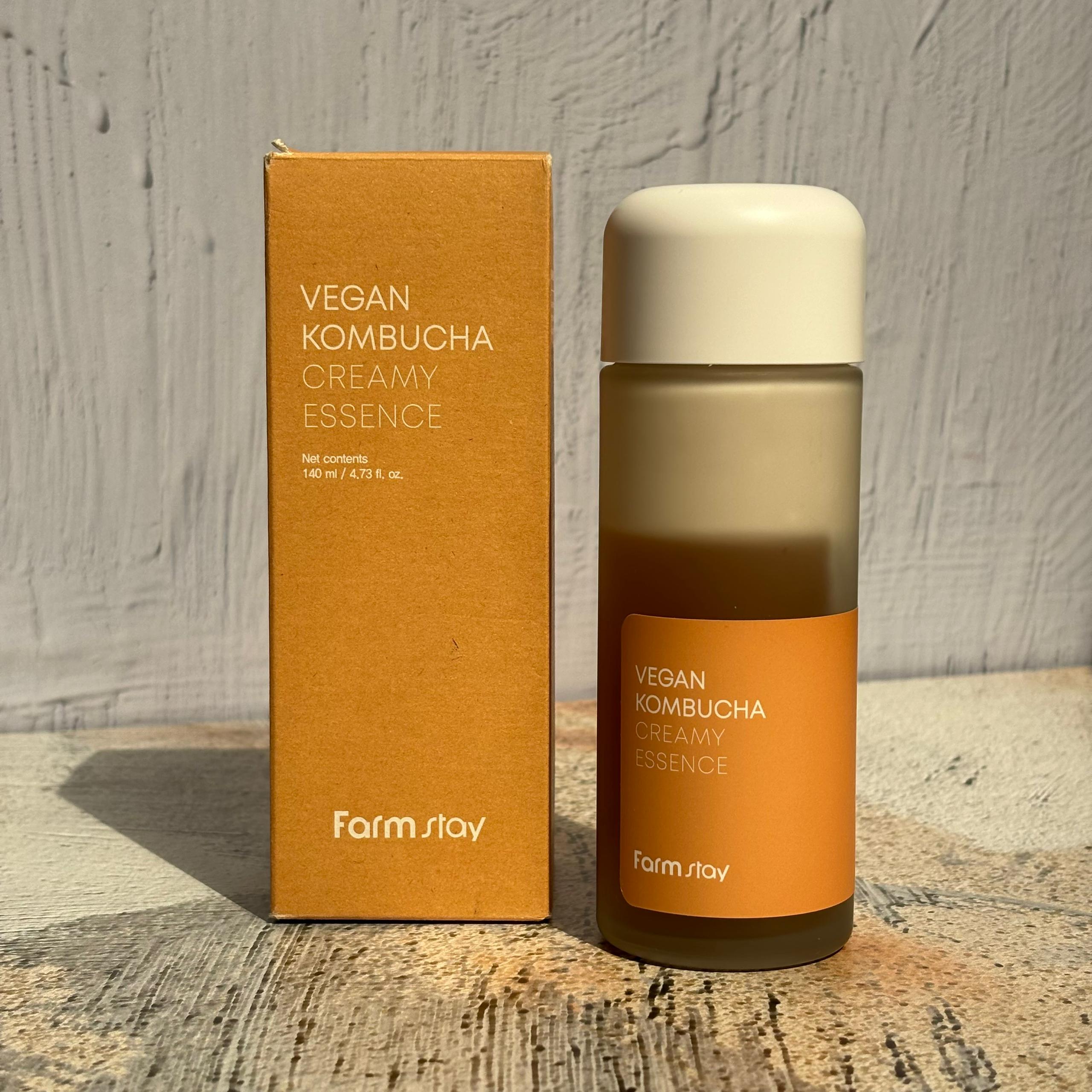 اسنس کرم روشن کننده و تقویت کننده پوست کامبوچا فارم استی 140 میل Farm stay VEGAN KOMBUCHA CREAMY ESSENCE