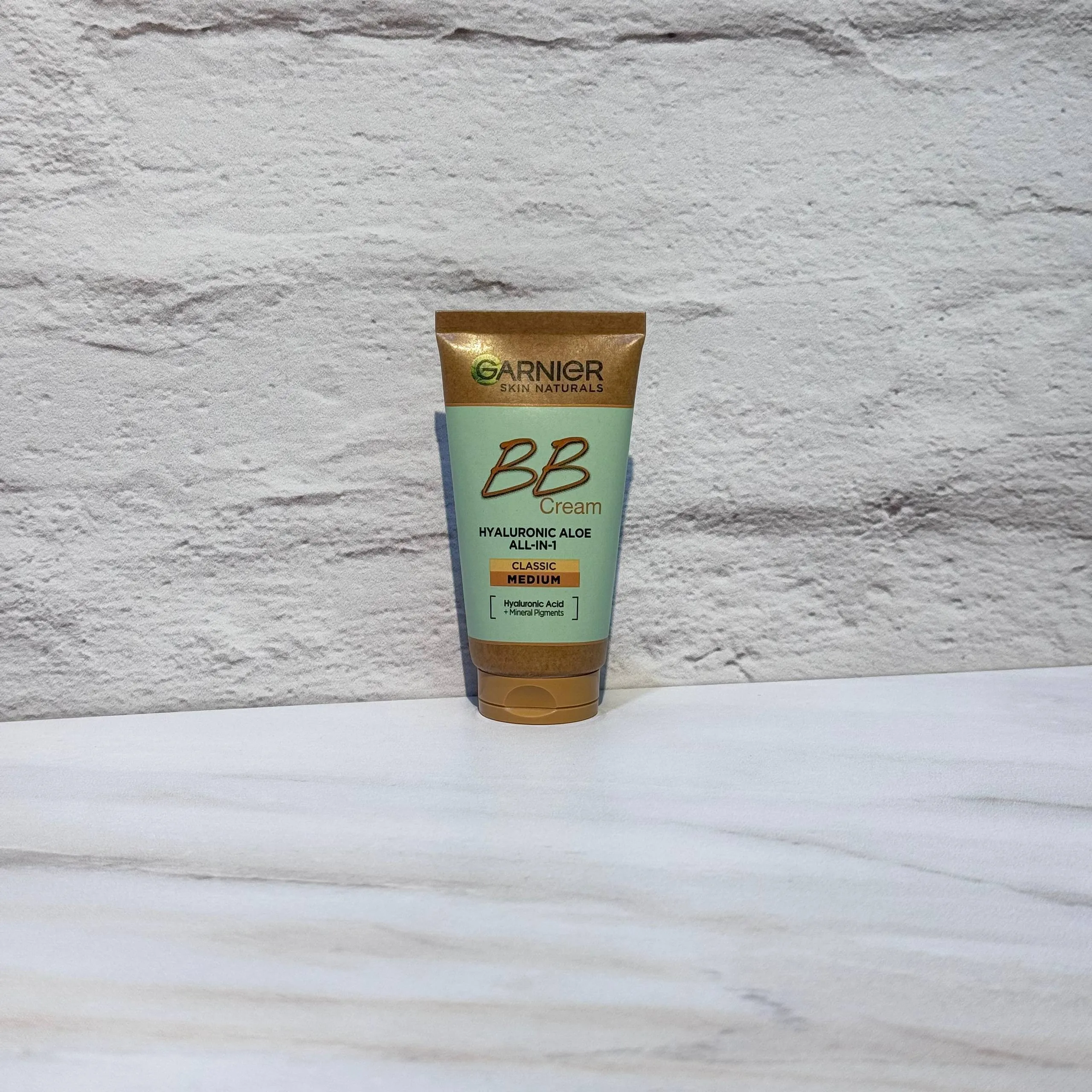 BB کرم گارنیر مدل کلاسیک حاوی هیالورونیک اسید و آلوئه‌ورا 50 میل GARNIER BB Cream Hyaluronic Aloe All-In-1 Classic - medium
