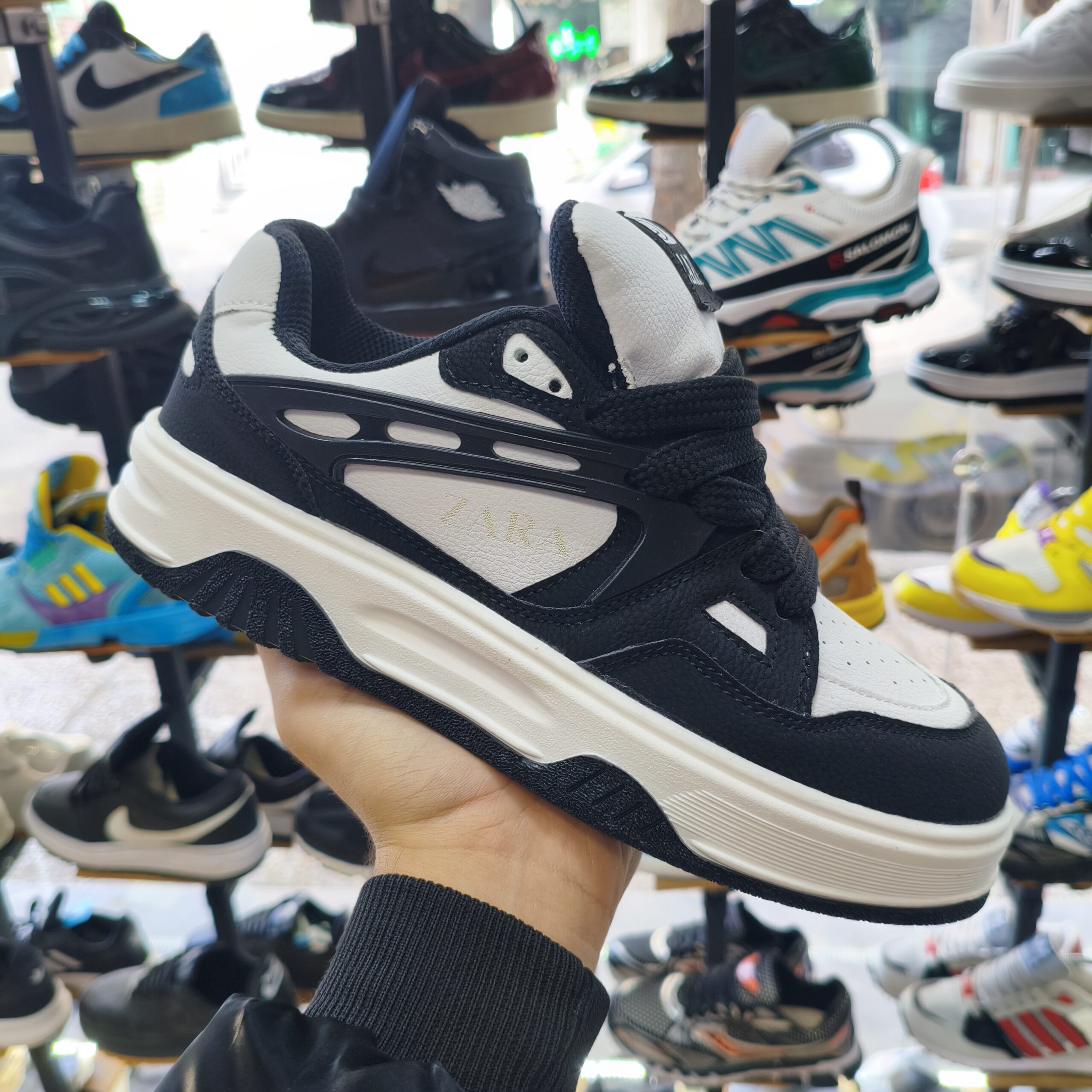 کتونی زارا سفید مشکی سایز 43
