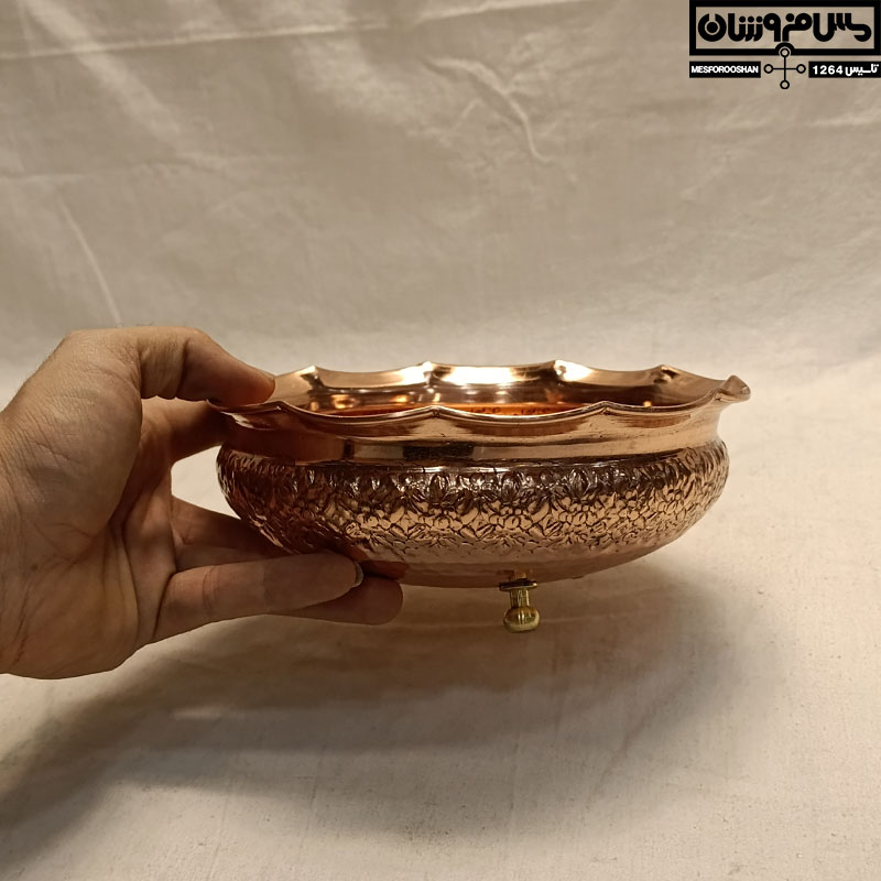 شکلات خوری مسی ۳ پایه نقش‌دار مدل هنری