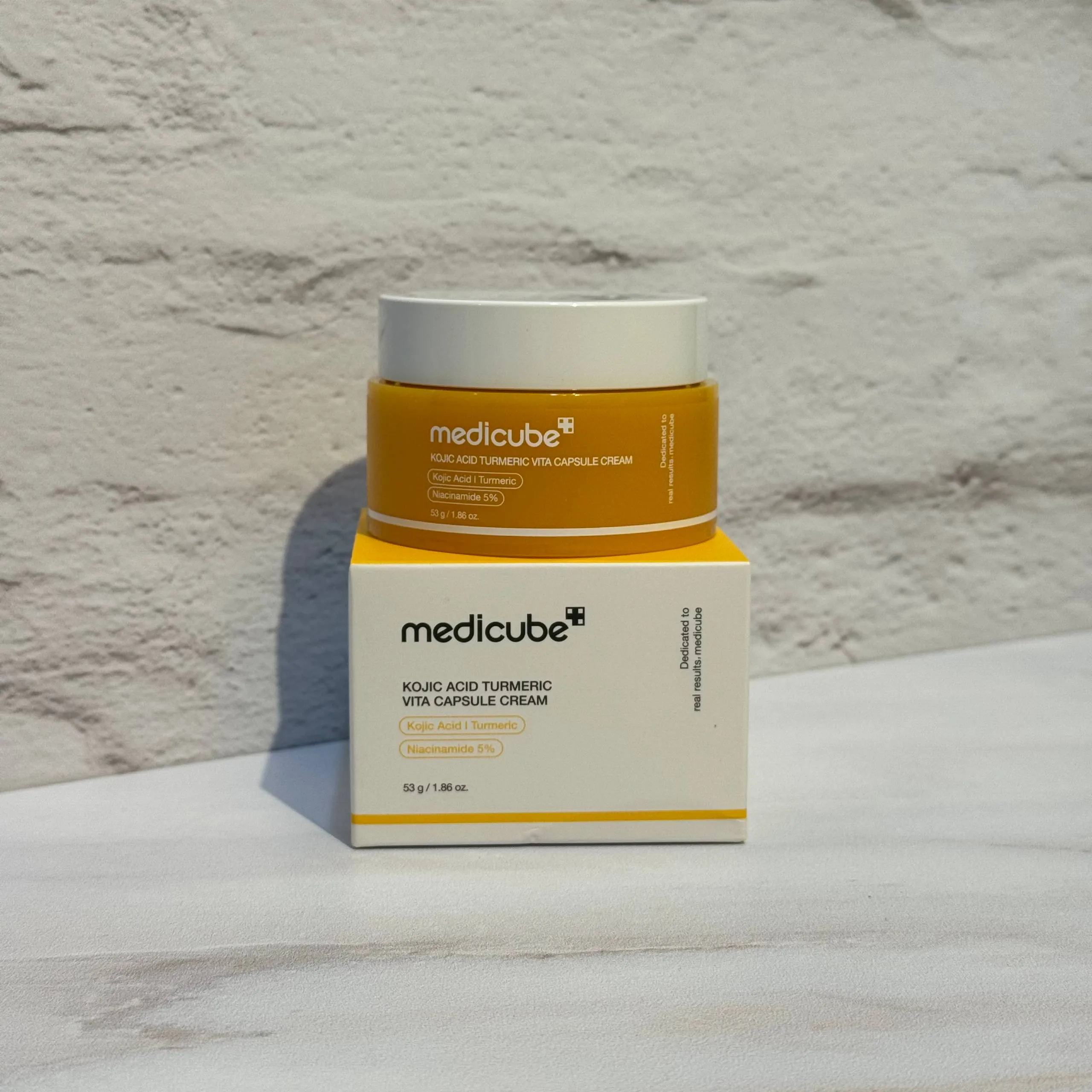 کرم کپسولی کوجیک اسید و زردچوبه مدی کیوب روشن کننده و تسکین دهنده قوی پوست Medicube Kojic Acid Turmeric Vita Capsule Cream