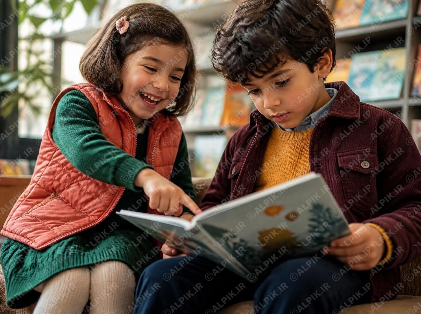 پوشاک پاییزه و شیک کودکان در حال مطالعه