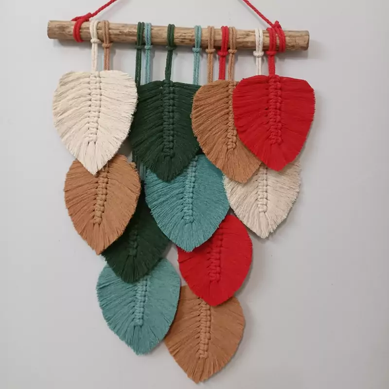 دیوار کوب پر رنگارنگ مکرومه