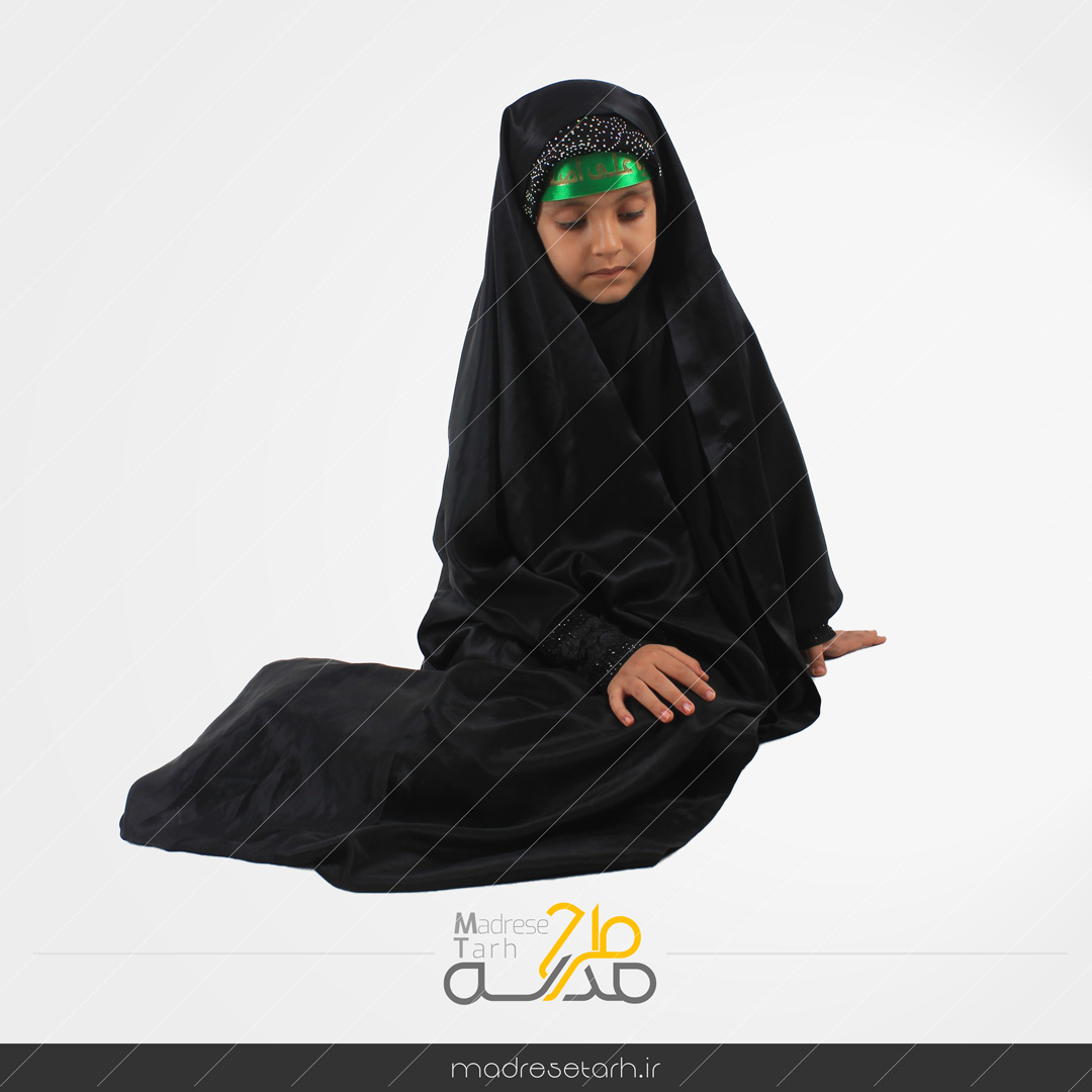 دختر عزادار نشسته