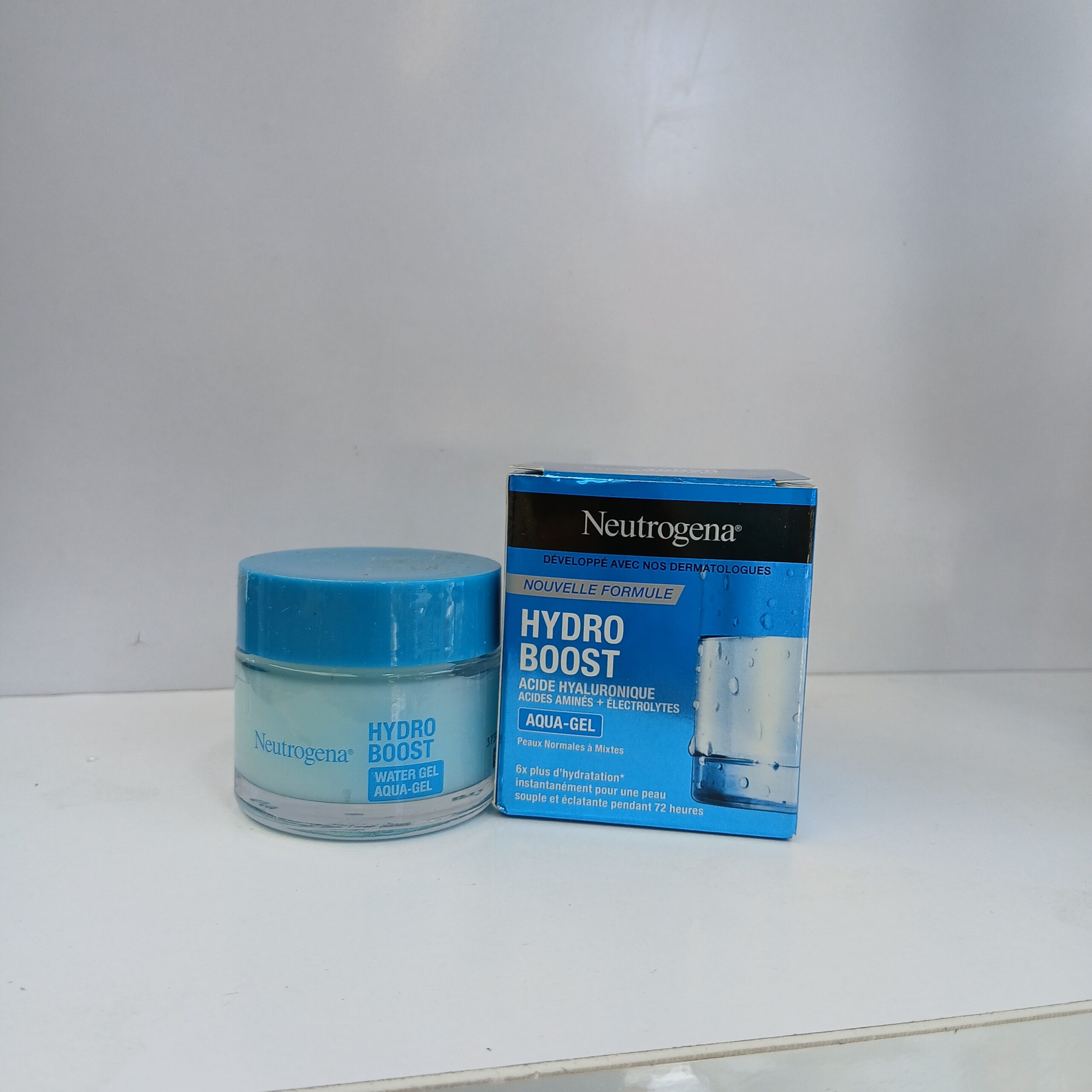 واترژل نوتروژینا Hydro Boost آبرسان مناسب پوستهای معمولی تا چرب 50میل کاسه ای