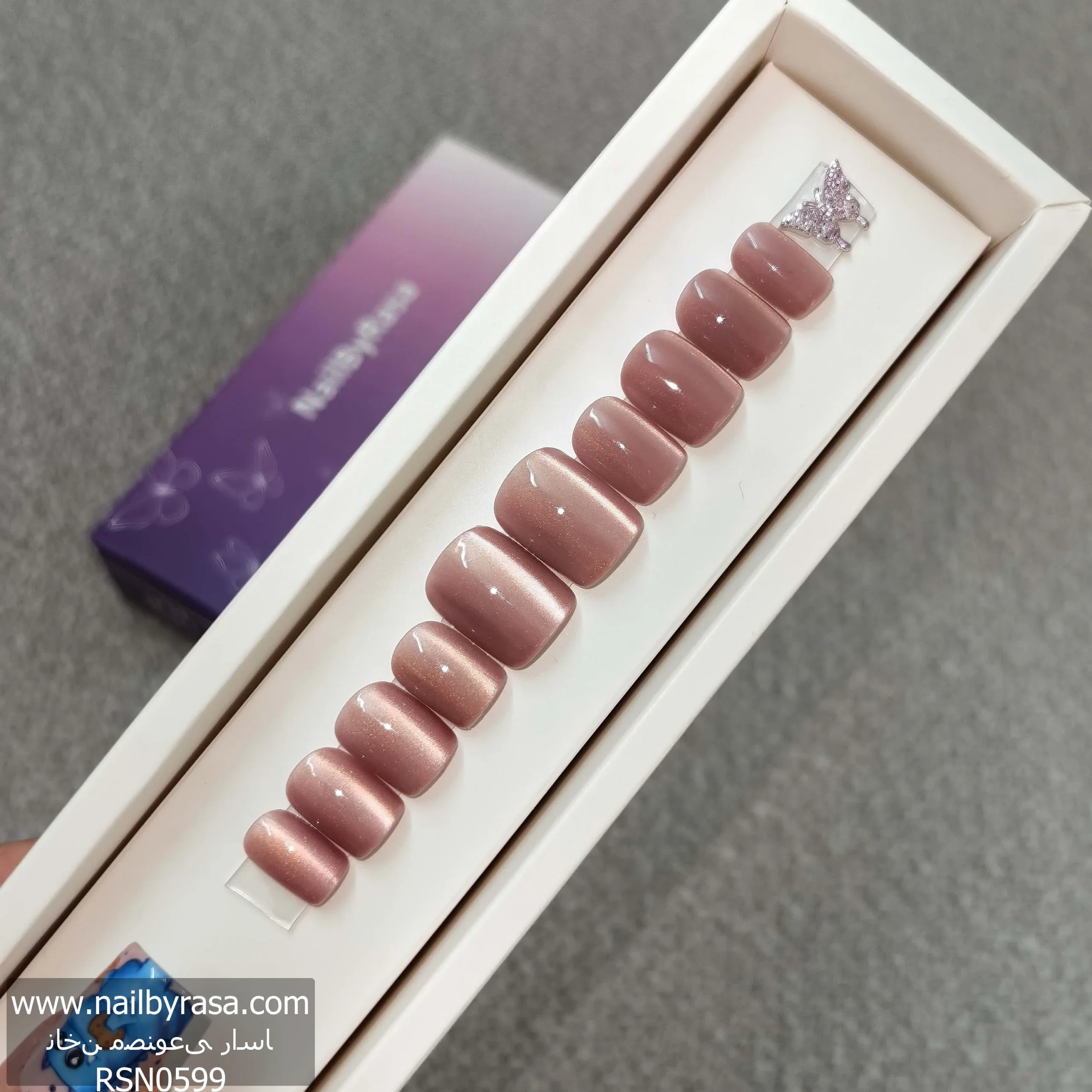 ناخن مصنوعی آیس صورتی با طرح قلبی و نگین بنفش مربع راسا – RSN0599