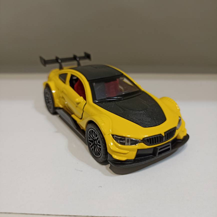 ماشین فلزی BMW چراغ دار 12 سانتی با 3 درب صدا دار زرد