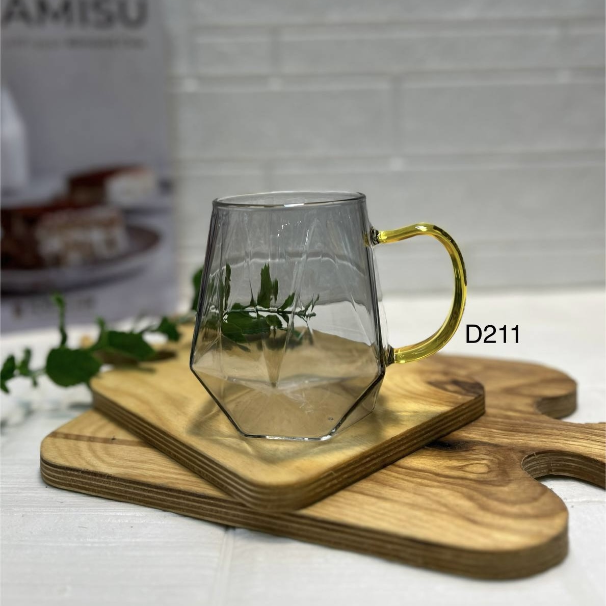 لیوان پیرکس دودی دسته طلایی مدل الماس چند وجهی