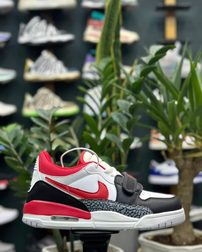 کتونی نایک ایر جردن سایز 41 تا 44 سفید و قرمز و طوسی و مشکی NIKE JORDAN