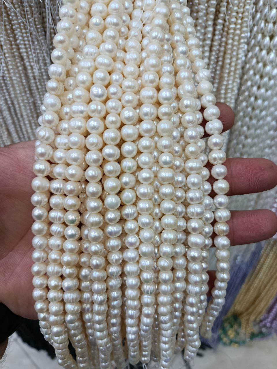 مروارید اب شیرین سایز 8و7 چون نامنظم هست تعداد و سایز حدودی هست