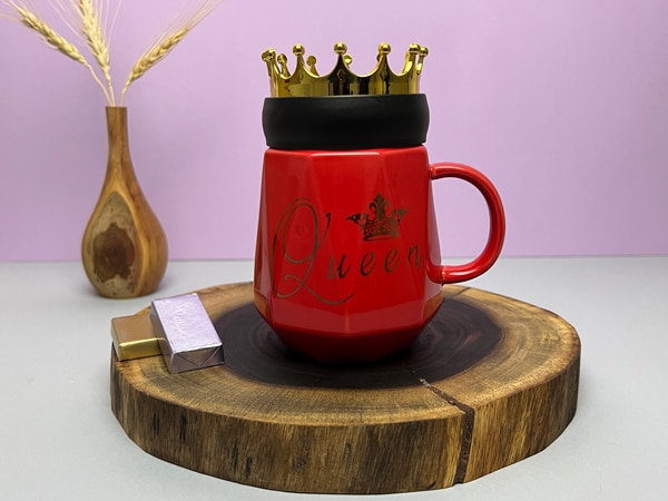 ماگ سرامیکی قرمز درب دار و تاج دار طرح Queen