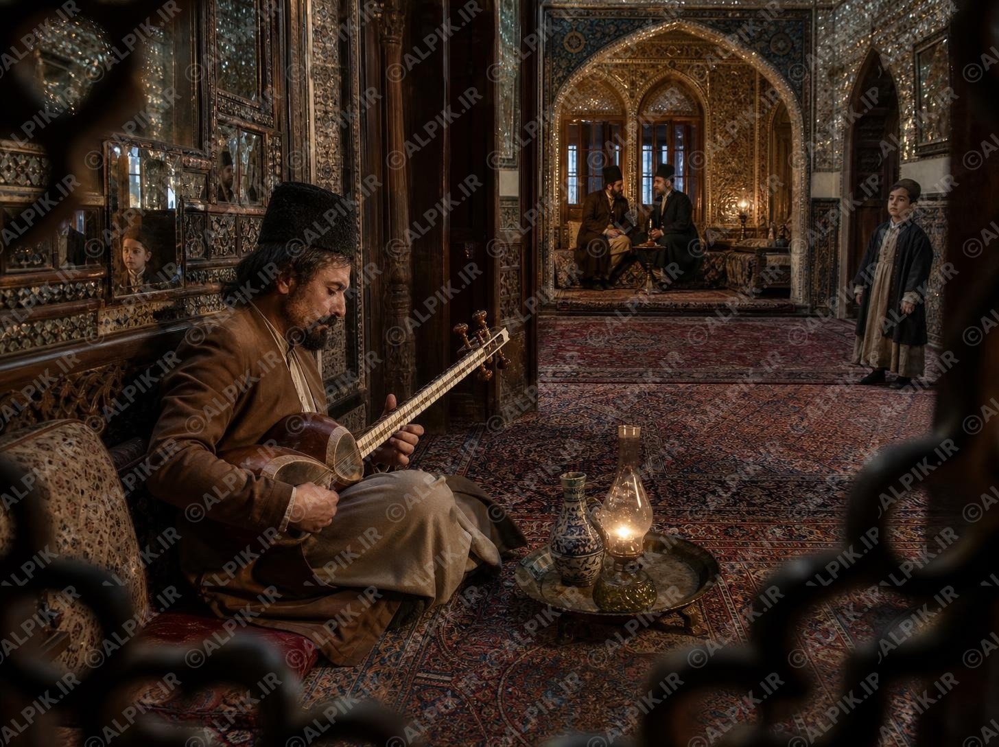نوازنده تار در تالار آینه