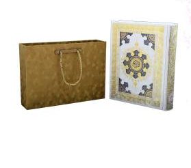 قرآن وزیری گالینگور سفید جعبه دار پلاک خورشیدی به همراه ساک