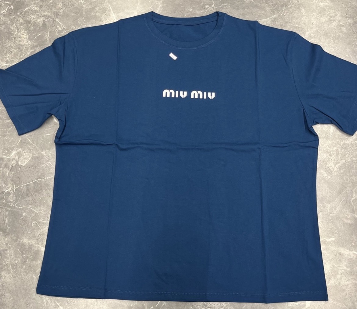 تیشرت باکسی MIU MIU ایراد: سوزن شکستگی جلوی استین تیشرت